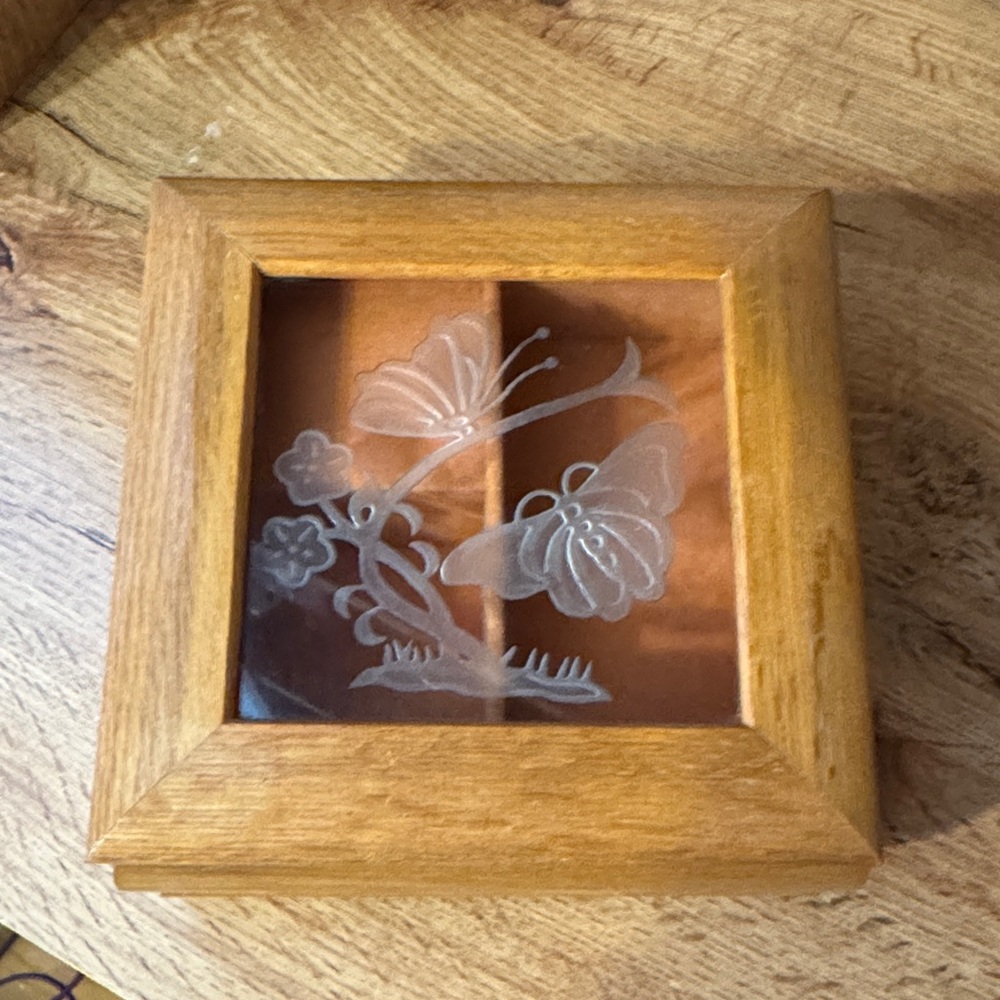 VTG Butterfly Etched Glass Art Wooden Jewelry Box(T5)